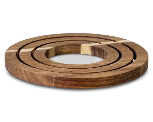 Sæt med tre runde bordskånere i træ med glat overflade og naturlige træårer. Bordskånerne kan stables indeni hinanden for pladsbesparende opbevaring og har et minimalistisk, moderne design. De forskellige størrelser passer til forskelligt køkkengrej, og tykkelsen giver solid varmebeskyttelse til overflader.