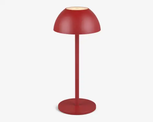 Moderne bordlampe med mat rød finish, kuppelformet skærm og cylindrisk stander. Lampen har en rund, flad fod for stabilitet og et minimalistisk design, der passer til moderne indretning. Lyskilden er placeret under kuplen og giver et blødt, diffust lys.