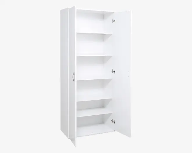 Høj, rektangulær opbevaringsenhed med glat, hvid overflade og en enkelt låge med sølvfarvet greb. Indvendigt er der fem jævnt fordelte hylder, som giver god opbevaringsplads. Lågen er fastgjort med to sæt metalhængsler for stabilitet og nem åbning.