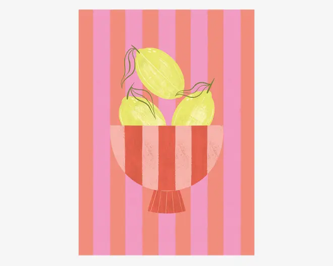 En stiliseret illustration med en skål med lodrette røde og lyserøde striber, fyldt med tre gule ovale frugter med grønne stilke. Baggrunden består af skiftevis lodrette striber i nuancer af pink og koral.