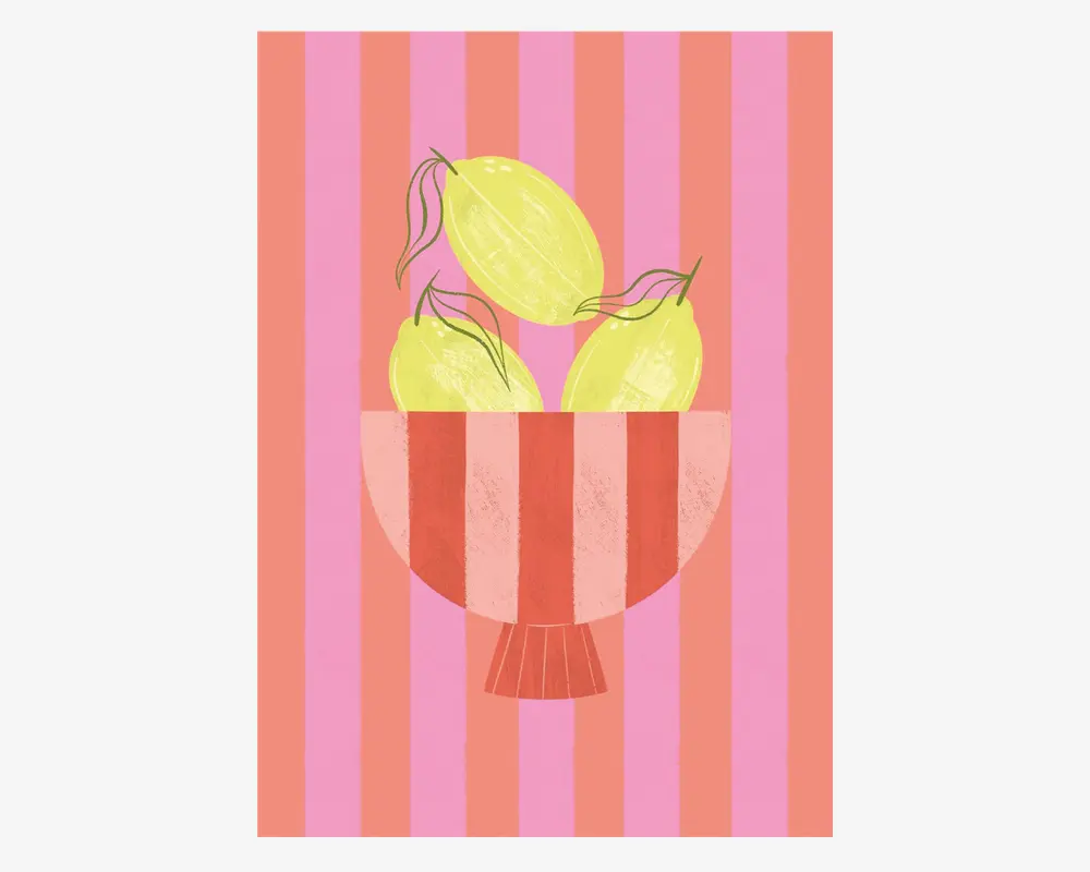 En stiliseret illustration med en skål med lodrette røde og lyserøde striber, fyldt med tre gule ovale frugter med grønne stilke. Baggrunden består af skiftevis lodrette striber i nuancer af pink og koral.