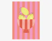 En stiliseret illustration med en skål med lodrette røde og lyserøde striber, fyldt med tre gule ovale frugter med grønne stilke. Baggrunden består af skiftevis lodrette striber i nuancer af pink og koral.