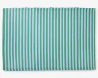 Rektangulært stof med et mønster af jævnt fordelte lodrette striber i skiftevis grøn og hvid. Materialet ser ud til at have en tekstureret vævning, og kanterne er pænt afsluttede.