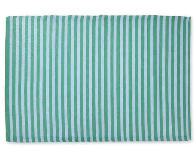 Rektangulært stof med et mønster af jævnt fordelte lodrette striber i skiftevis grøn og hvid. Materialet ser ud til at have en tekstureret vævning, og kanterne er pænt afsluttede.
