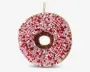 Rundt ornament designet til at ligne en donut, dækket med små glasperler i nuancer af pink, rød, hvid og brun. Perlerne er arrangeret i koncentriske cirkler, hvilket giver en tekstureret og farverig overflade. Ornamentet har en lille gylden ophængsløkke øverst.