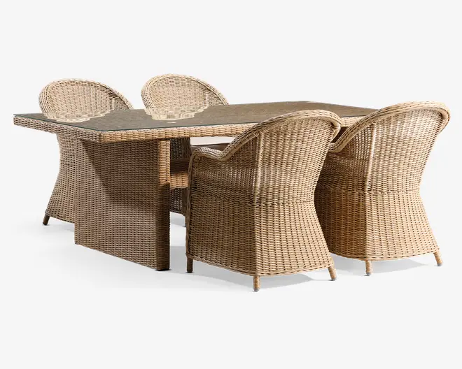 Sæt bestående af et rektangulært bord med en glat, stenlignende bordplade og fire matchende armstole. Alle dele er fremstillet af tæt flettet, lyst natur-rattan, hvilket giver et robust og elegant udtryk. Stolene har buede rygge og armlæn for komfort, og bordet har en solid, flettet base for stabilitet. Velegnet til både indendørs og udendørs spisning.
