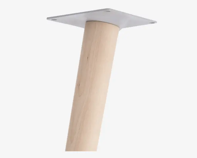 Et cylindrisk træben med en lys, naturlig finish, udstyret med en firkantet metalmonteringsplade i hvid øverst, som gør det nemt at fastgøre benet til møbler. Monteringspladen har forborede huller til skruer.