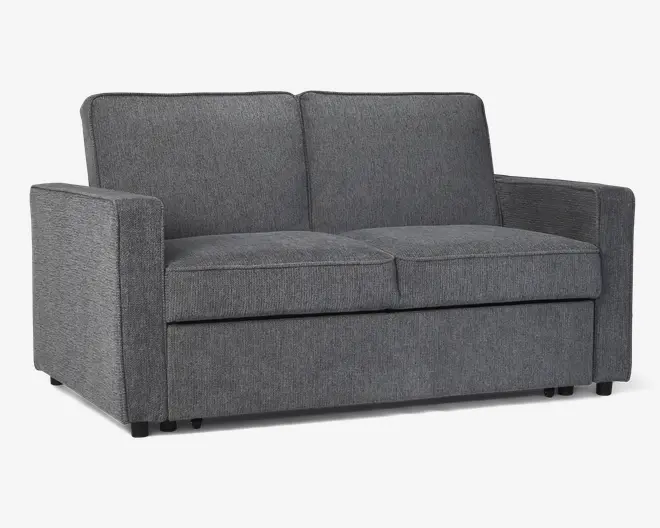 En moderne to-personers sofa med en firkantet silhuet, betrukket med et mellemgråt stof. Sofaen har lige, brede armlæn, to sædehynder og to ryghynder, alle med et glat og strømlinet udseende. Sofaen står på korte, sorte ben og har et rent, minimalistisk design, der passer til moderne indretning.