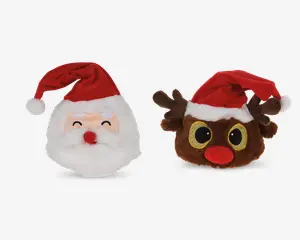 To bløde plysdyr med juletema vises. Den første forestiller julemanden med en blød hvid skæg, rød næse, lukkede smilende øjne og en rød nissehue med hvid kant og kvast. Den anden er udformet som et rensdyr med brun pels, store glitrende gyldne øjne, stor rød næse, brune gevirer og en rød nissehue med hvid kant. Begge legetøj har en blød, krammevenlig tekstur og festlige detaljer.