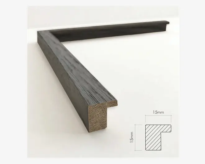 Mørkt trærammehjørne med glat, mat finish og synlig træstruktur. Rammen har en moderne L-formet profil, der måler 15 mm i både bredde og højde, som vist på den tekniske tegning. Den indvendige kant er let forhøjet og giver en sikker kant til kunstværker eller fotos.