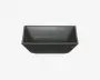 Rektangulær skål med lige, kantede sider og mat sort finish. Indersiden er glat, og kanterne er skarpt definerede, hvilket giver et moderne og minimalistisk udtryk.