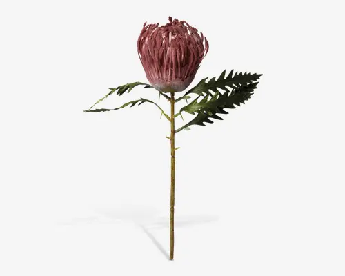 Kunstig blomsterstilk med en stor, tekstureret pink protea-blomst med lagdelte, spidse kronblade. Blomsterhovedet sidder på en lang, slank grøn stilk med to aflange, savtakkede grønne blade. Udseendet er realistisk med detaljerede årer i bladene og en naturlig farveovergang i kronbladene.