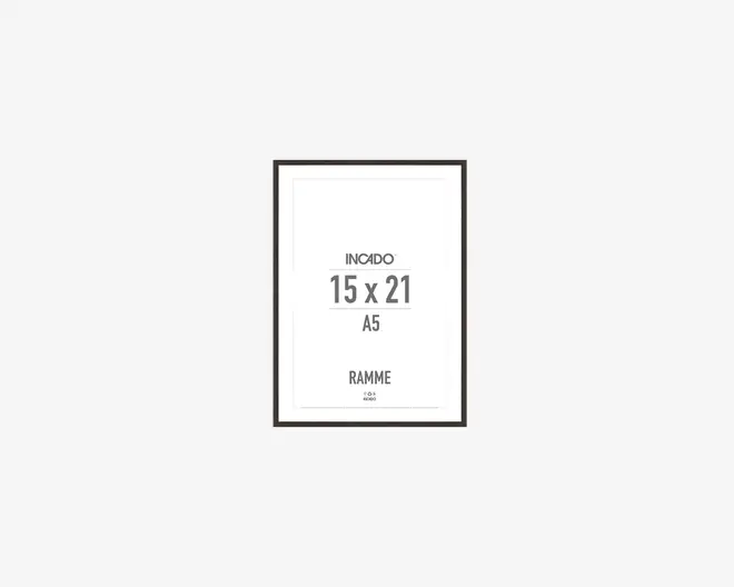 Rektangulær ramme med en tynd sort kant, designet til at rumme A5-størrelse (15 x 21 cm). Rammen har et enkelt, moderne udseende med en klar front og et minimalistisk design, velegnet til fremvisning af fotos, kunst eller dokumenter.