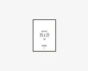 Rektangulær ramme med en tynd sort kant, designet til at rumme A5-størrelse (15 x 21 cm). Rammen har et enkelt, moderne udseende med en klar front og et minimalistisk design, velegnet til fremvisning af fotos, kunst eller dokumenter.
