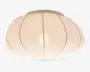 En kuppelformet lampeskærm lavet af gennemsigtigt hvidt stof med lodrette syninger, der giver et blødt segmenteret udtryk. Materialet spreder lyset jævnt og skaber en varm og hyggelig belysning. Designet er minimalistisk og moderne, velegnet til forskellige indretninger.