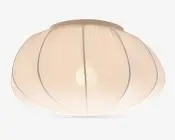 En kuppelformet lampeskærm lavet af gennemsigtigt hvidt stof med lodrette syninger, der giver et blødt segmenteret udtryk. Materialet spreder lyset jævnt og skaber en varm og hyggelig belysning. Designet er minimalistisk og moderne, velegnet til forskellige indretninger.