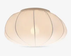 En kuppelformet lampeskærm lavet af gennemsigtigt hvidt stof med lodrette syninger, der giver et blødt segmenteret udtryk. Materialet spreder lyset jævnt og skaber en varm og hyggelig belysning. Designet er minimalistisk og moderne, velegnet til forskellige indretninger.