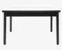Rektangulært bord med hvid bordplade og sort stel. Bordet har lige, firkantede sorte ben og et enkelt, moderne design med rene linjer. Bordpladen er glat og rummelig, velegnet til forskellige formål.