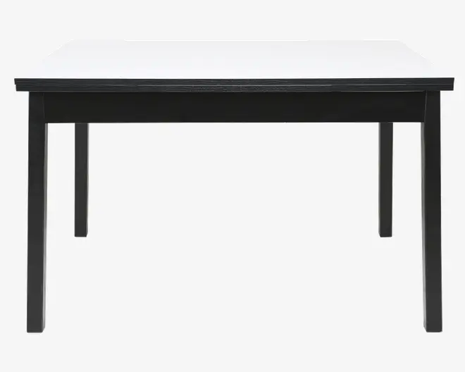 Rektangulært bord med hvid bordplade og sort stel. Bordet har lige, firkantede sorte ben og et enkelt, moderne design med rene linjer. Bordpladen er glat og rummelig, velegnet til forskellige formål.