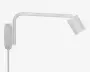 Hvid vægmonteret justerbar spotlampe med rektangulær base, lang lige arm med et knækled og et cylindrisk lampehoved vinklet nedad.