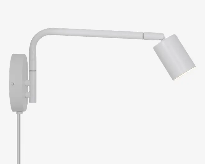 Hvid vægmonteret justerbar spotlampe med rektangulær base, lang lige arm med et knækled og et cylindrisk lampehoved vinklet nedad.