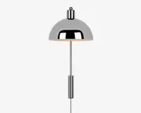 En moderne lampe med blank kromfinish, der har en kuppelformet skærm og en slank, lige stang. Lampen har et minimalistisk design med rene linjer, og den reflekterende overflade giver et stilrent, moderne udtryk. Skærmen leder lyset nedad, hvilket gør den velegnet til fokuseret belysning.