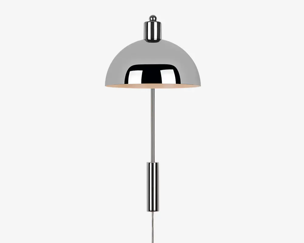 En moderne lampe med blank kromfinish, der har en kuppelformet skærm og en slank, lige stang. Lampen har et minimalistisk design med rene linjer, og den reflekterende overflade giver et stilrent, moderne udtryk. Skærmen leder lyset nedad, hvilket gør den velegnet til fokuseret belysning.