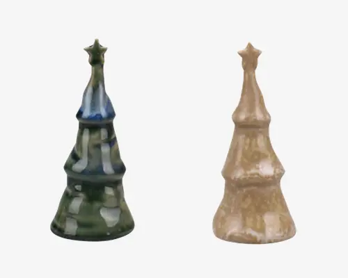 Sæt med to keramiske pyntegenstande formet som træer, begge med blank overflade. Den ene er mørkegrøn med diskrete blå nuancer, og den anden er lysebeige. Begge har et lagdelt design, der ligner et stiliseret juletræ, og er toppet med en lille stjerne. Overfladerne er glatte og skinnende, hvilket giver et poleret udtryk.