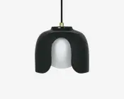 Loftlampe med et moderne, skulpturelt design, der har en blank sort yderskærm, som buer nedad i tre sektioner og delvist afslører en mat hvid indre diffuser. Lampen hænger i en sort ledning med en messingdetalje øverst, hvilket giver et stilfuldt udtryk.