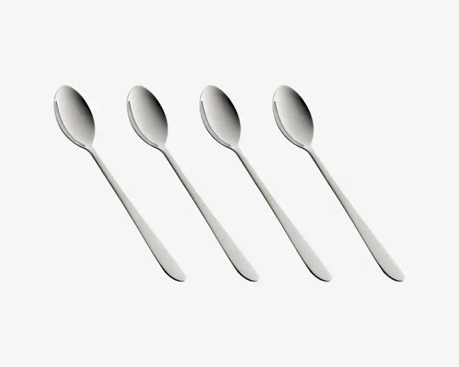 Sæt med fire identiske spiseskeer i rustfrit stål med et moderne, minimalistisk design. Hver ske har en glat, poleret overflade, en let afrundet skål og et langt, slankt skaft med en let bue for behageligt greb.