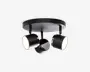 Moderne loftlampe med mat sort finish, der har tre justerbare cylindriske spots monteret på en rund base. Hver spot kan rettes individuelt, hvilket giver mulighed for fleksibel belysning. Lampen har et stilrent, minimalistisk design med glatte overflader og diskrete kromdetaljer ved samlingerne.