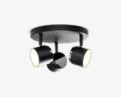 Moderne loftlampe med mat sort finish, der har tre justerbare cylindriske spots monteret på en rund base. Hver spot kan rettes individuelt, hvilket giver mulighed for fleksibel belysning. Lampen har et stilrent, minimalistisk design med glatte overflader og diskrete kromdetaljer ved samlingerne.