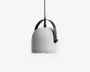 Loftlampe med en glat, kuppelformet skærm i mat lysegrå. Lampen har et karakteristisk sort metalhåndtag, der buer over toppen og er fastgjort med en synlig rund knop på den ene side. Designet er moderne og minimalistisk med en ren silhuet og en synlig ledning, der går ud fra toppen.