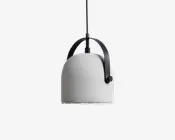 Loftlampe med en glat, kuppelformet skærm i mat lysegrå. Lampen har et karakteristisk sort metalhåndtag, der buer over toppen og er fastgjort med en synlig rund knop på den ene side. Designet er moderne og minimalistisk med en ren silhuet og en synlig ledning, der går ud fra toppen.