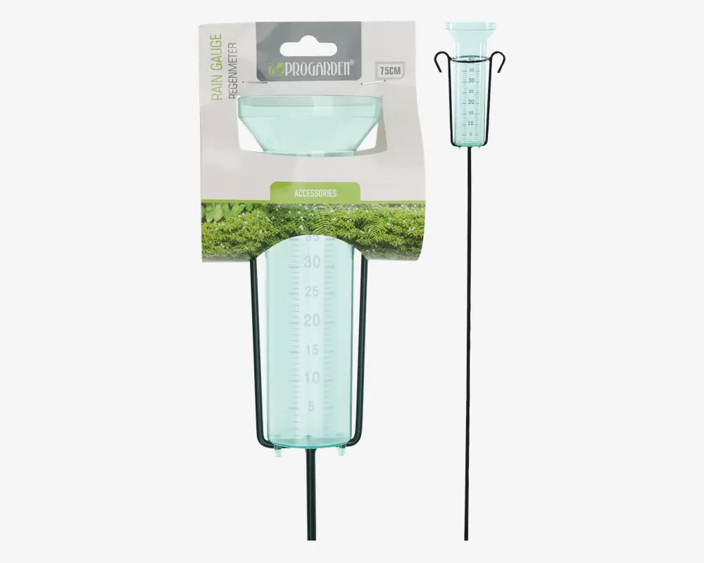 Gennemsigtig cylindrisk målebeholder med tydelige volumenmarkeringer op til 35 millimeter, monteret på en lang sort pind for nem placering i jorden. Beholderen er lavet af holdbar plast og er designet til at opsamle og måle nedbør. Emballagen har en grøn og hvid etiket med produktinformation og et udskåret hul til ophængning.