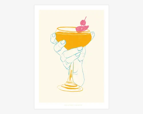 En stiliseret illustration viser en hånd, der holder et coupeglas fyldt med en orangefarvet drik. Hånden er tegnet med lyseblå konturer, mens glasset og drikken er i orange nuancer. Drikken er pyntet med et rødt kirsebær og et rødt citrus twist på toppen. Baggrunden er en blød cremefarve, og stilen er minimalistisk med markante, kontrastfulde farver.