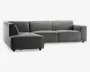 Moderne hjørnesofa med venstrevendt chaiselong, betrukket med mørkegråt stof. Sofaen har brede, flade armlæn og dybe, bløde sædehynder for ekstra komfort. Ryghynderne er faste og jævnt placeret, hvilket giver god støtte. Sofaen står på korte, solide ben, hvilket giver et lavt og stilrent udtryk. De rene linjer og minimalistiske design passer godt til moderne indretning.