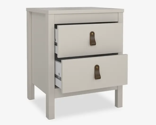 Et lille, rektangulært natbord med mat, lysebeige finish. Det har to rummelige skuffer, hver med et enkelt brunt lædergreb fastgjort med en messingnitte. Natbordet står på fire lige ben og har et enkelt, moderne design med rene linjer. Begge skuffer er vist delvist åbne, hvilket afslører glatte metalskinner for nem udtrækning.