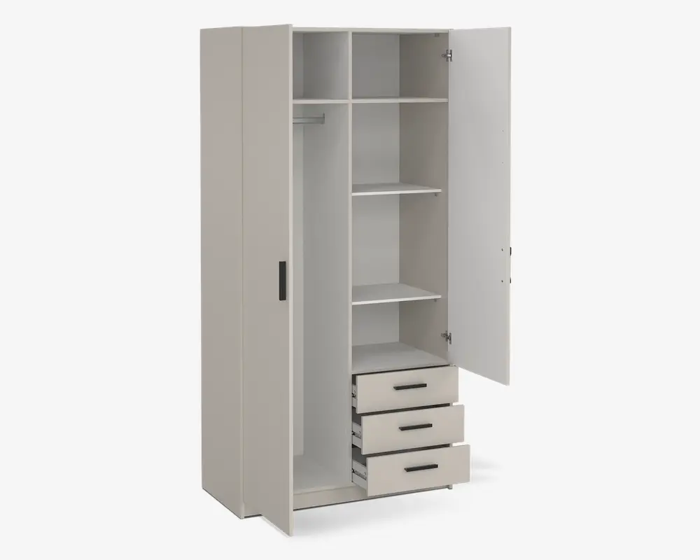 Et højt, fritstående opbevaringsmøbel i en lys beige farve med to låger, hvoraf den ene er åben og viser indretningen. Indvendigt er der flere rum: et lodret afsnit med bøjlestang til tøj, tre åbne hylder i forskellige højder samt tre udtræksskuffer med sorte greb nederst. Designet er moderne og funktionelt med en kombination af plads til ophæng, hylder og skuffer.