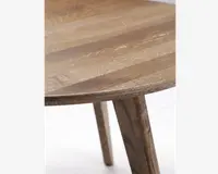 Nærbillede af en rund bordplade i træ med naturlig træstruktur. Bordpladens kant er let affaset, og overfladen viser forskellige trænuancer og synlig tekstur. Et solidt, skråtstillet træben ses, som matcher bordpladens farve og åretegning.