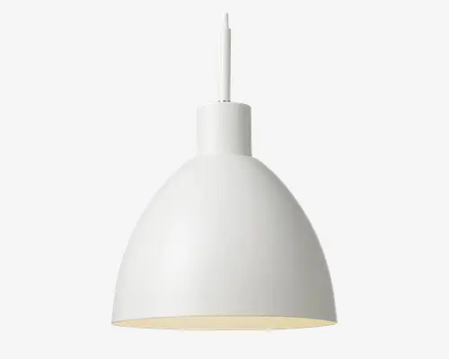 En pendellampe med en glat, mat hvid overflade og en enkel, kuppelformet metalskærm. Lampen har et rent, minimalistisk design med en lige, cylindrisk top, der forbinder til ophængningsledningen. Indersiden af skærmen er også hvid, hvilket giver en jævn lysrefleksion. Det samlede udtryk er moderne og alsidigt, velegnet til forskellige indretninger.