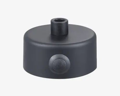 Mat sort, rund låg med en central hævet tud og en trykknapmekanisme på siden. Tuden ser ud til at være designet til nem hældning eller drikning, og knappen styrer sandsynligvis åbning eller lukning af tuden. Overfladen er glat, og designet er minimalistisk.