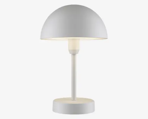 Moderne bordlampe med mat hvid finish, kuppelformet skærm, lige cylindrisk stang og rund, solid fod. Lampen har et minimalistisk design med rene linjer og giver et blødt, diffust lys nedad.