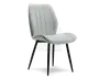 Stol med lysegråt polstret sæde og ryglæn, der har lodrette syninger for ekstra struktur. Sædet og ryglænet er let buede og ergonomisk formet for komfort. Stolen står på fire slanke, sorte metalben, der er let skråtstillede og giver et moderne og minimalistisk udtryk.
