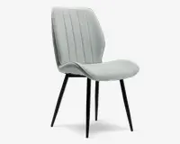 Stol med lysegråt polstret sæde og ryglæn, der har lodrette syninger for ekstra struktur. Sædet og ryglænet er let buede og ergonomisk formet for komfort. Stolen står på fire slanke, sorte metalben, der er let skråtstillede og giver et moderne og minimalistisk udtryk.