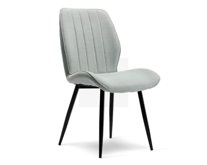 Stol med lysegråt polstret sæde og ryglæn, der har lodrette syninger for ekstra struktur. Sædet og ryglænet er let buede og ergonomisk formet for komfort. Stolen står på fire slanke, sorte metalben, der er let skråtstillede og giver et moderne og minimalistisk udtryk.