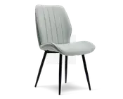 Stol med lysegråt polstret sæde og ryglæn, der har lodrette syninger for ekstra struktur. Sædet og ryglænet er let buede og ergonomisk formet for komfort. Stolen står på fire slanke, sorte metalben, der er let skråtstillede og giver et moderne og minimalistisk udtryk.