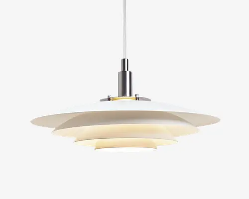 En moderne pendellampe med et lagdelt, trinvist design bestående af fire cirkulære, hvide skærme i forskellige diametre, der er stablet under en blank metalfatning. Skærmene er arrangeret, så lyset spredes blødt nedad og udad, hvilket giver en varm og behagelig belysning. Lampen hænger i en tynd, justerbar ledning.