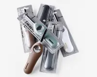 Et udvalg af langhalsede lightere i forskellige farver, herunder brun, mintgrøn, sort og hvid, hver enkelt pakket individuelt i gennemsigtige plastblisterpakker. Lighterne har ergonomisk greb, synligt brændstofvindue og en sikkerhedslås tæt på tændingsknappen.