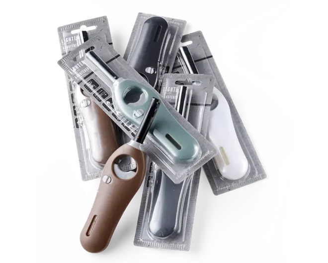 Et udvalg af langhalsede lightere i forskellige farver, herunder brun, mintgrøn, sort og hvid, hver enkelt pakket individuelt i gennemsigtige plastblisterpakker. Lighterne har ergonomisk greb, synligt brændstofvindue og en sikkerhedslås tæt på tændingsknappen.